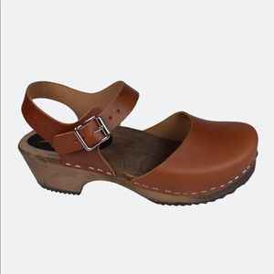 Lotta Brown Clogs